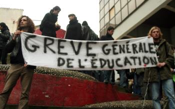 french-students-in-militant-protest-1.jpg