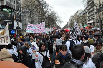 french-students-in-militant-protest-2.jpg