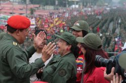 venezuela-aw_2010-prensa_presidencial_-_chavez_greeting_militia_woman.jpg
