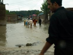 pakistan-floods-2010-vicki_francis-people_wading_through_floods.jpg