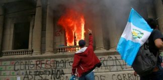 Guatemala: Miles salen a protestar contra los recortes del gobierno burgués
