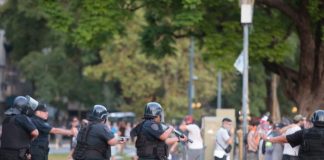 Adentro el circo parlamentario, afuera la represión