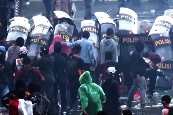 police_clash_Image_fair_use