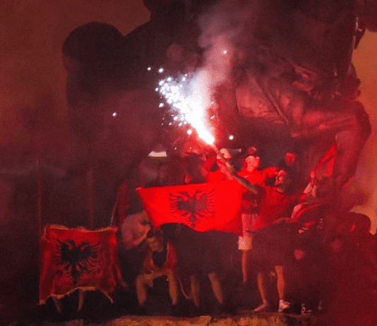 Albania en llamas mientras avanza la revuelta juvenil